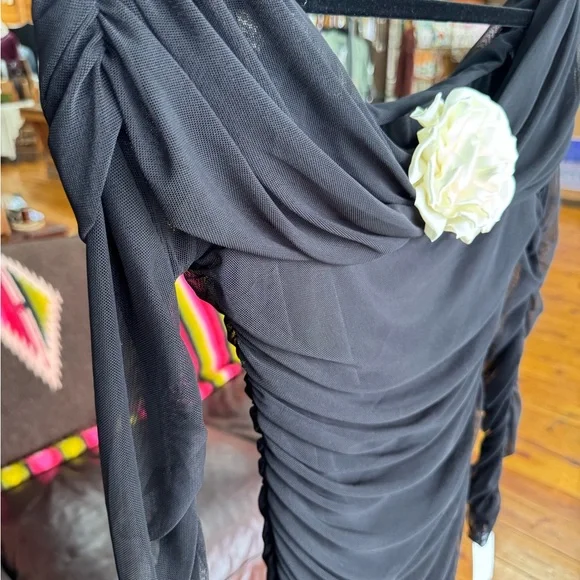 Elegant Black Dress with‎ Floral Accent - Picture 2 of 11